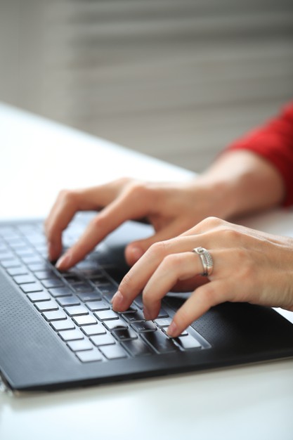 closeup-hands-writing-with-computer-keyboard_144627-46920 (1)