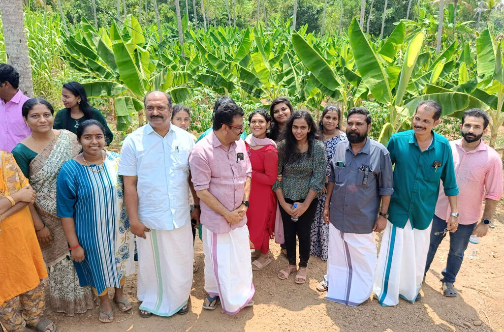 അധ്യാപകരും വിദ്യാർത്ഥികളും വിളപ്പിൽശാലയിലെ ജമന്തിപ്പാടത്തിൽ